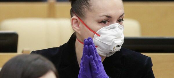 Заместитель председателя комитета Государственной Думы РФ по экологии и охране окружающей среды Елена Серова в маске на пленарном заседание Госдумы РФ  - 俄罗斯卫星通讯社