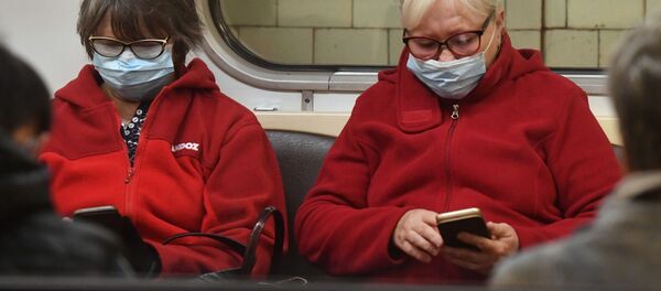 Пассажиры Московского метрополитена в медицинских масках Пассажиры Московского метрополитена в медицинских масках - 俄罗斯卫星通讯社