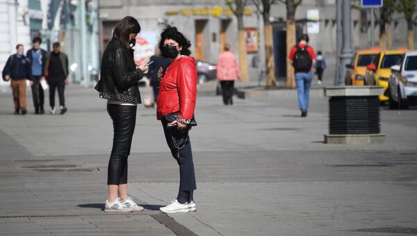 Девушки в медицинских масках на одной из улиц в Москве - 俄罗斯卫星通讯社
