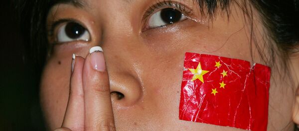 Девушка с флагом Китая на щеке - 俄罗斯卫星通讯社