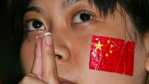 Девушка с флагом Китая на щеке - 俄羅斯衛星通訊社