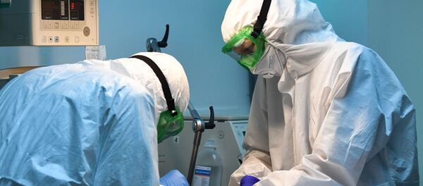 Врачи детской городской клинической больницы № 3 работают с новорожденным, который родился у женщины с подтвержденной короновирусной инфекцией.  - 俄羅斯衛星通訊社