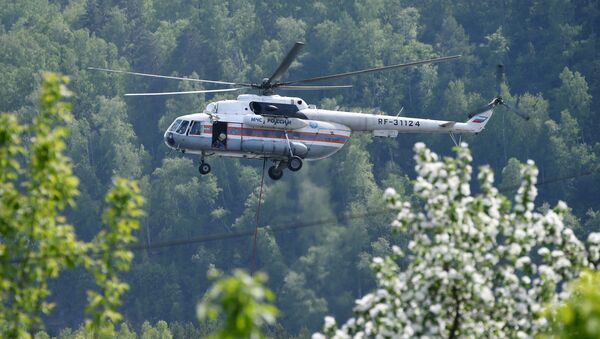 Вертолет Ми-8МБ МЧС России доставляет воду для тушения лесного пожара в тайге - 俄罗斯卫星通讯社