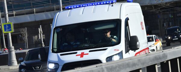 Машина скорой помощи едет по дороге в Москве. - 俄罗斯卫星通讯社