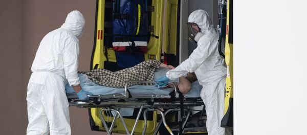  Медики везут на носилках пациента в карантинный центр в Коммунарке.  - 俄羅斯衛星通訊社