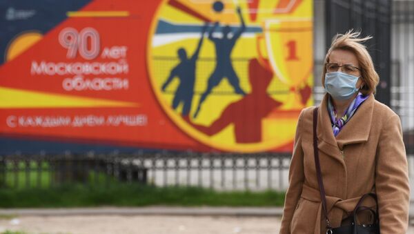 Женщина на одной из улиц во Фрязино Московской области. - 俄羅斯衛星通訊社