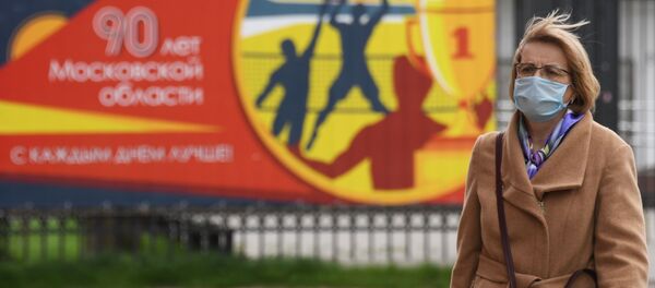 Женщина на одной из улиц во Фрязино Московской области. - 俄羅斯衛星通訊社