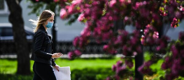 Женщина идет по скверу на Сухаревской в Москве во время режима самоизоляции жителей - 俄罗斯卫星通讯社