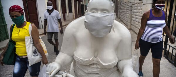 Скульптура художника Xu Hongfe Толстые дамы в медицинской маске, Гавана, Куба - 俄罗斯卫星通讯社