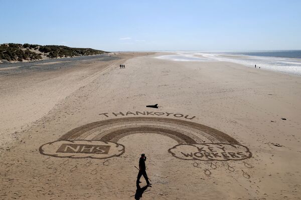Рисунок на песке в благодарность медицинским работникам, Великобритания - 俄羅斯衛星通訊社