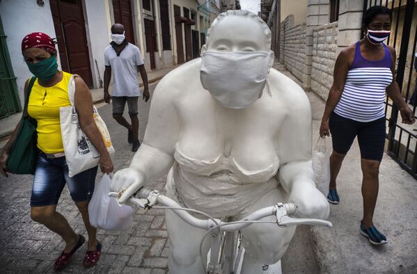Скульптура художника Xu Hongfe Толстые дамы в медицинской маске, Гавана, Куба - 俄罗斯卫星通讯社