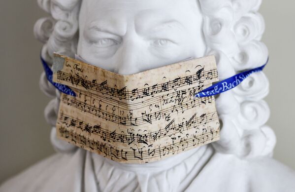Бюст Баха с маской для лица из нот перед выставкой «Бах и Бетховен в Лейпциге, Германия - 俄羅斯衛星通訊社