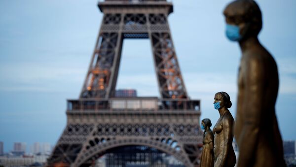 Золотые статуи в масках возле Эйфелевой башни в Париже, Франция - 俄羅斯衛星通訊社