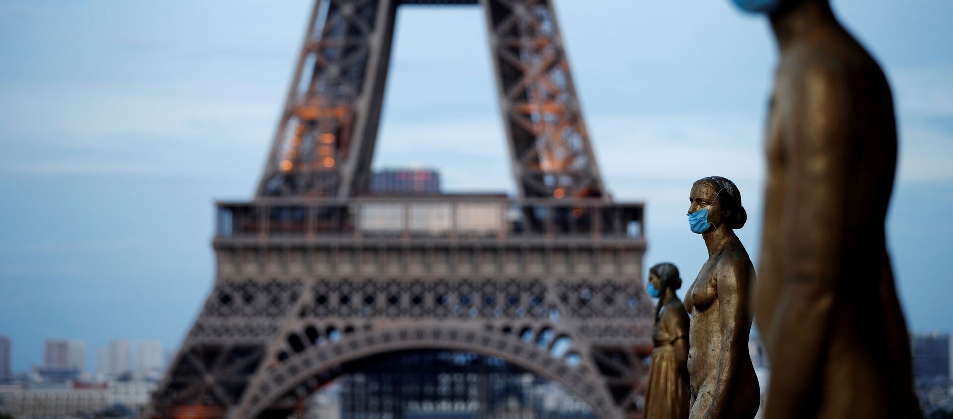 Золотые статуи в масках возле Эйфелевой башни в Париже, Франция - 俄罗斯卫星通讯社, 1920, 05.07.2021