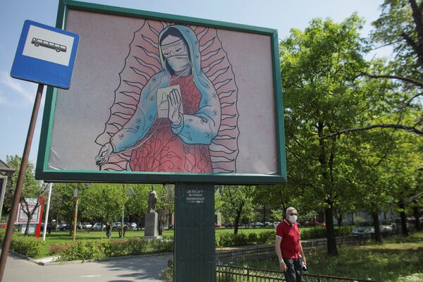 Плакат с изображением врача в стиле латиноамериканских религиозных картин в Бухаресте, Румыния - 俄羅斯衛星通訊社