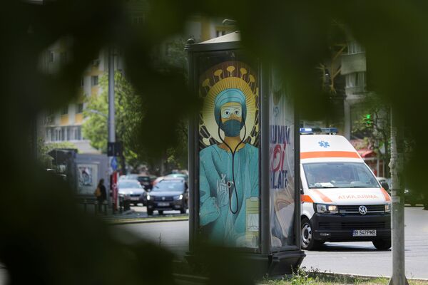 Плакат с изображением врача в стиле религиозных картин в Бухаресте, Румыния - 俄羅斯衛星通訊社