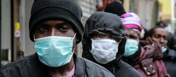 Люди в очереди за масками и едой в районе Гарлема в Нью-Йорке, США - 俄罗斯卫星通讯社