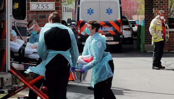 Врачи скорой помощи госпитализируют пациента с коронавирусом в Челси, штат Массачусетс - 俄罗斯卫星通讯社