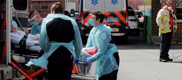 Врачи скорой помощи госпитализируют пациента с коронавирусом в Челси, штат Массачусетс - 俄罗斯卫星通讯社