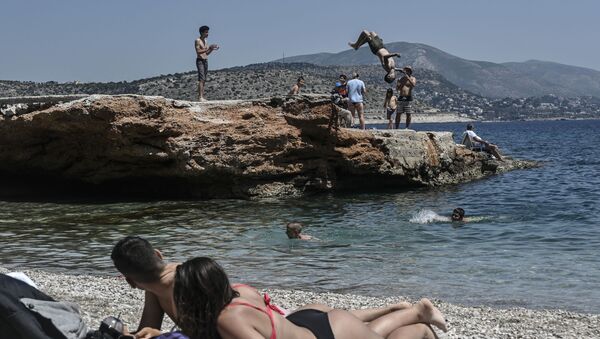 Отдыхающие на пляже в пригороде Афин - 俄羅斯衛星通訊社