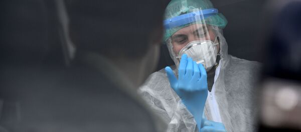 Сотрудник клиники Чайка во время подготовки к забору биоматериала для анализа на коронавирус у жителя Москвы - 俄羅斯衛星通訊社