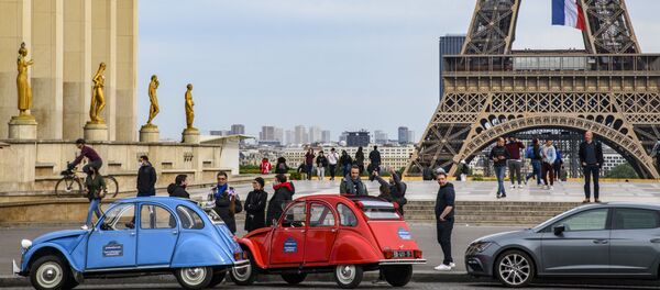 Прохожие на площаде Трокадеро в Париже - 俄羅斯衛星通訊社