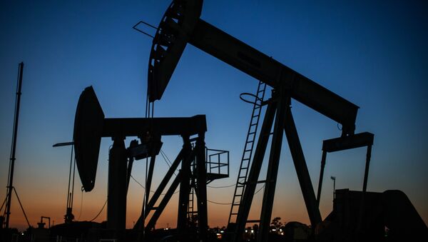 Нефтяные насосы работают в сумерках в Калифорнии - 俄罗斯卫星通讯社