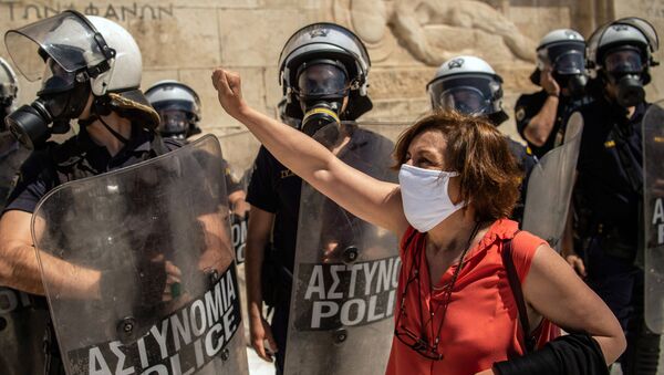 Демонстранты и полицейские во время протестов перед греческим парламентом в Афинах Демонстранты и полицейские во время протестов перед греческим парламентом в Афинах - 俄罗斯卫星通讯社