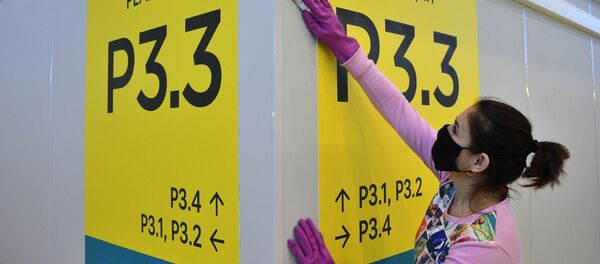 Женщина протирает стены во временном госпитале для пациентов с COVID-19 в павильоне №75 на ВДНХ в Москве - 俄罗斯卫星通讯社