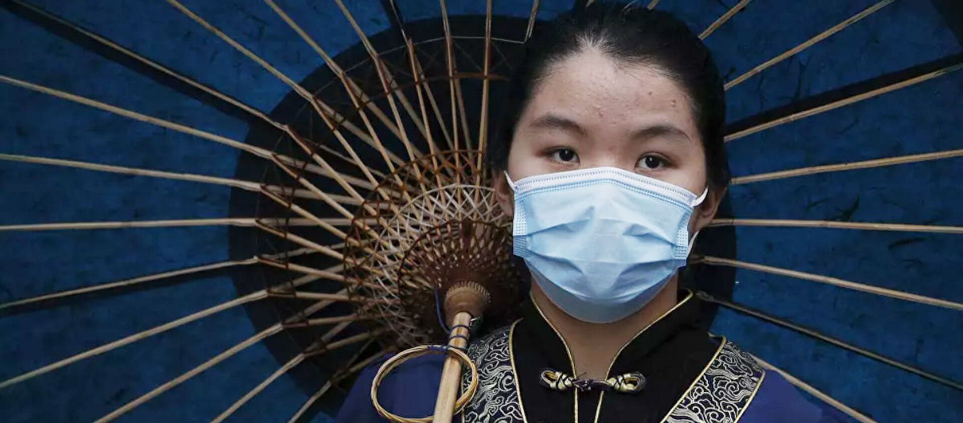 Китайская девушка в защитной маске и в традиционной одежде - 俄羅斯衛星通訊社, 1920, 03.03.2021