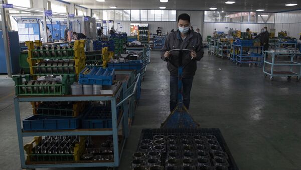  Китайский рабочий на заводе по производству коробок передач для авто - 俄羅斯衛星通訊社