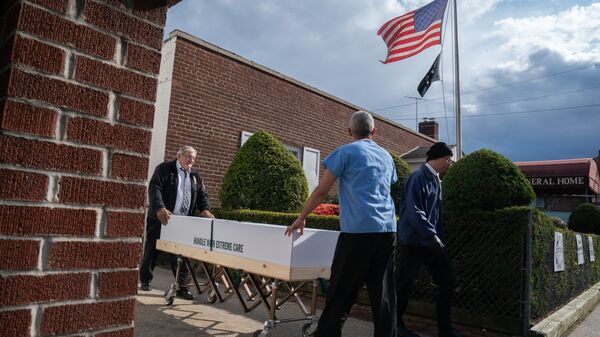Гроб с телом умершего от коронавируса  вывозят из похоронного бюро в Нью-Йорке, США - 俄罗斯卫星通讯社
