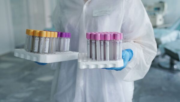 Медицинская сестра держит пробирки доноров плазмы крови с антителами на коронавирус CoVID-19 - 俄罗斯卫星通讯社