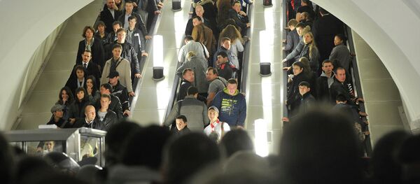 Пассажиры на станции Парк культуры кольцевой линии московского метрополитена в час пик - 俄罗斯卫星通讯社