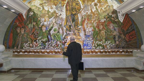 Панно, посвященное победе советского народа в Великой Отечественной войне 1941-1945 годов, на одной из стен станции московского метро Парк Победы Панно, посвященное победе советского народа в Великой Отечественной войне 1941-1945 годов, на одной из стен станции московского метро Парк Победы - 俄罗斯卫星通讯社