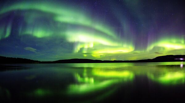 俄部分地区居民欣赏到夜空的北极光