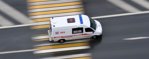 Автомобиль скорой помощи во время дождя - 俄羅斯衛星通訊社