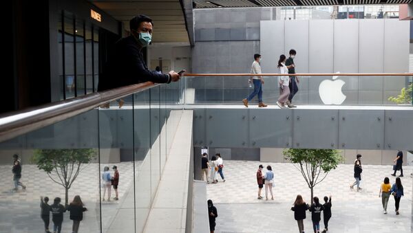 Люди в масках у магазина Apple в Пекине, Китай - 俄罗斯卫星通讯社