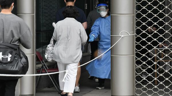 医院工作人员展示哪里可以做新冠病毒检测。首尔梨泰院的娱乐区 - 俄罗斯卫星通讯社