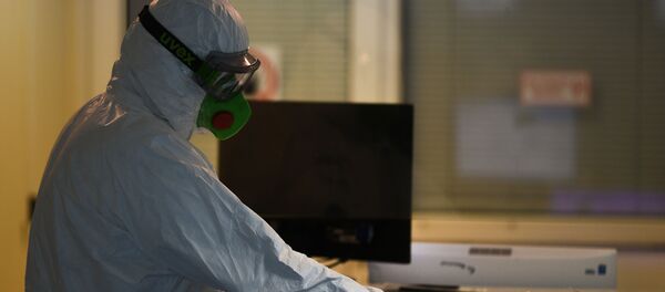 Врач и пациент в центральной клинической больнице РЖД-Медицина в Москве, где проходят лечение больные с COVID-19 - 俄羅斯衛星通訊社