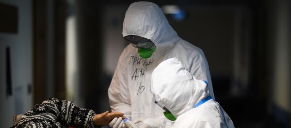 Врачи и пациентка в центральной клинической больнице РЖД-Медицина в Москве, где проходят лечение больные с COVID-19 - 俄羅斯衛星通訊社