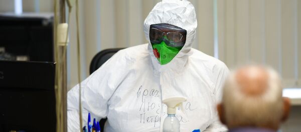 Врач и пациент в центральной клинической больнице РЖД-Медицина в Москве, где проходят лечение больные с COVID-19 Врач и пациент в центральной клинической больнице РЖД-Медицина в Москве, где проходят лечение больные с COVID-19 - 俄羅斯衛星通訊社