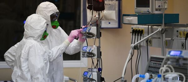 Врачи и пациент с COVID-19 в палате центральной клинической больницы РЖД-Медицина в Москве.  - 俄罗斯卫星通讯社
