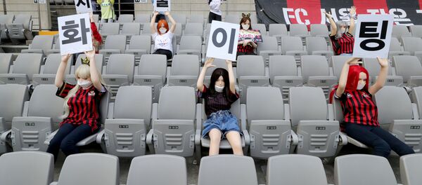 Секс-куклы вместо болельщиков в Сеуле на футбольном матче Секс-куклы вместо болельщиков в Сеуле на футбольном матче - 俄罗斯卫星通讯社
