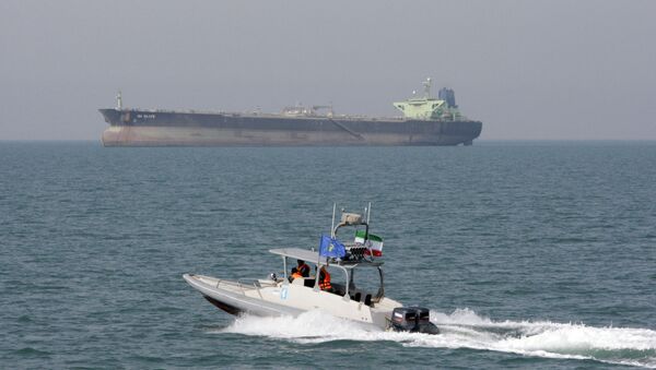 Иранская морская полиция на фоне нефтяного танкера - 俄羅斯衛星通訊社