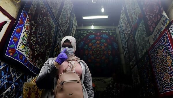 Женщина в защитной медицинской маске в лавке традиционных исламских товаров - 俄罗斯卫星通讯社