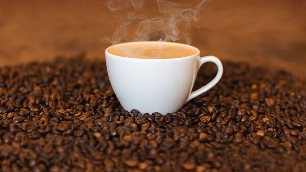 Чашка кофе на кофейных зернах - 俄羅斯衛星通訊社