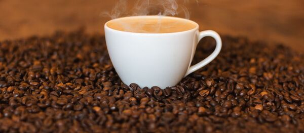 Чашка кофе на кофейных зернах - 俄羅斯衛星通訊社