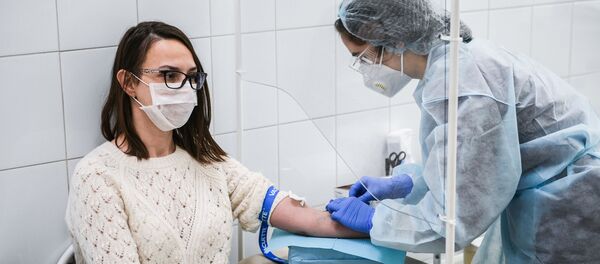 Девушка сдает тест на наличие антител к коронавирусу - 俄罗斯卫星通讯社