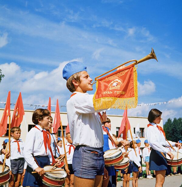1983年楚瓦什共和國切博克薩雷市郊區的“燕子”少先隊員夏令營早晨集合時的號手和鼓手 - 俄羅斯衛星通訊社